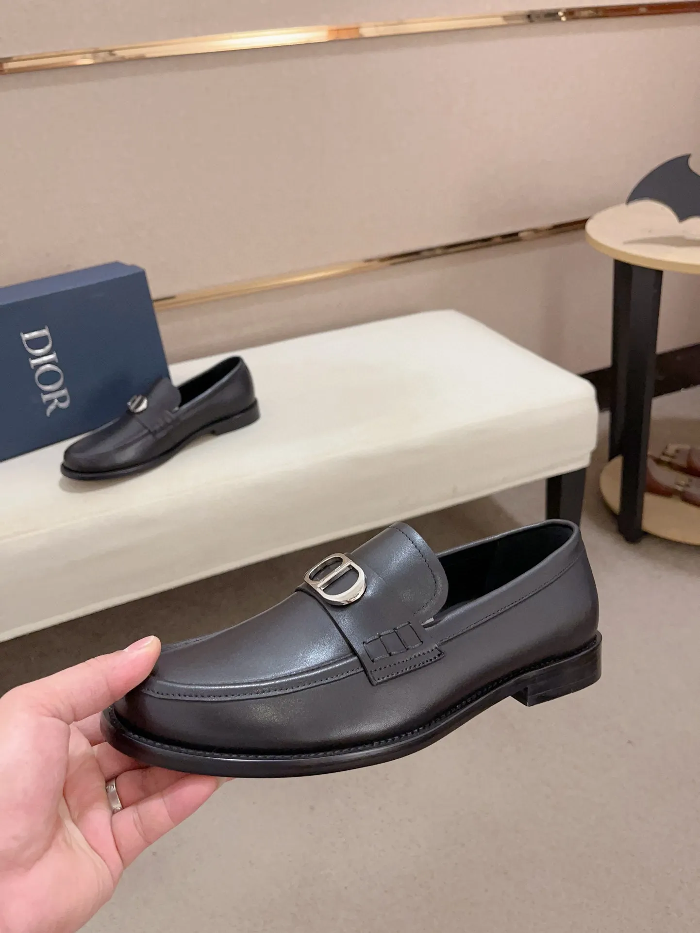 Men's shoes 💰: 560💰 High-end version of Dior Dior's new series. Famous actors and internet celebrities wear super popular designs. The sculptures of French artist Niki de Saint Phalle are designed as rings. Material: Imported original material ➕Painted cowhide Foot pads: cowhide Outsole: Rubber outsole Men's shoe size: 38~44 Can be customized to size 45